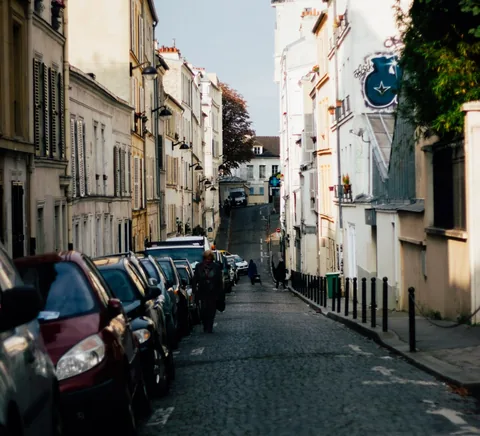 Français : Rue Berthe à Montmartre, Paris. A street in Montmartre, Paris.